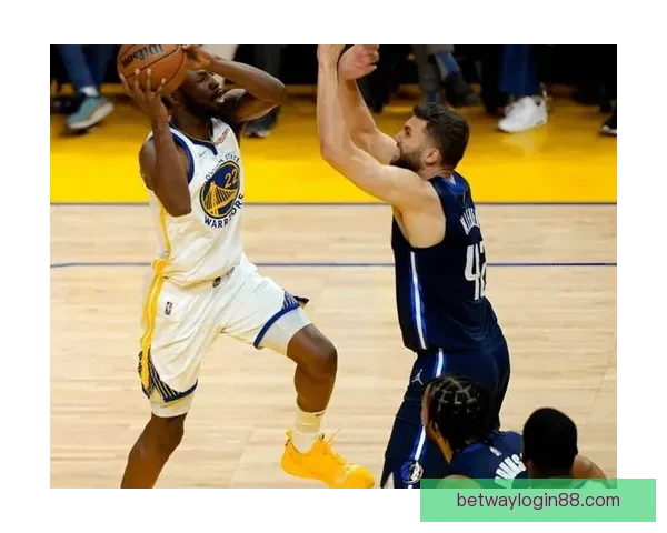 穆迪接受医疗处理双方球员眼含泪水全场沉寂气氛令人动容